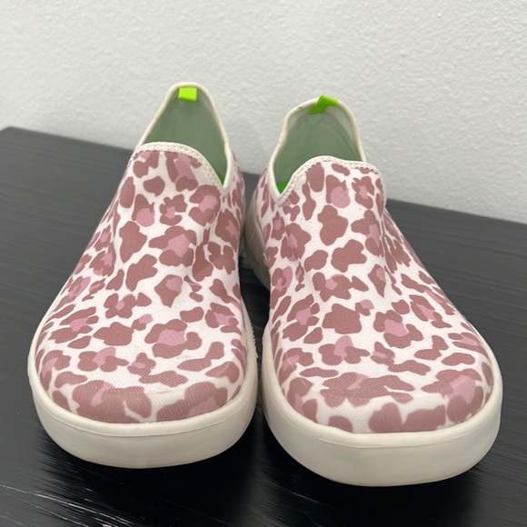 OOFOS oomg eezee 10 Women's Pink and White Slip-On Shoes - Picture 5 of 13